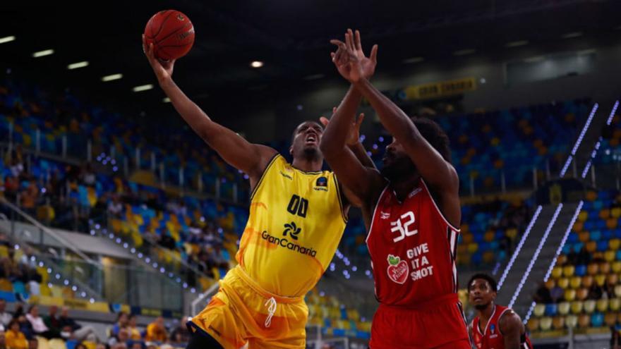 Inglis, del Granca, lanza a canasta ante la presión de Onuaku, del Hapoel, en el partido del Arena, en noviembre. | | CBGC