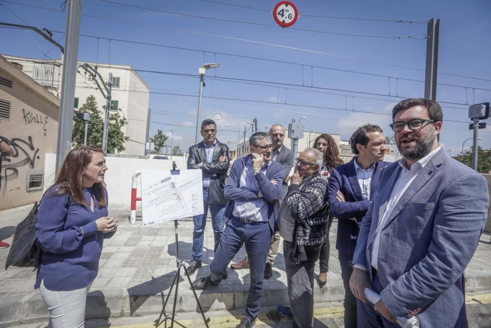 Un paso inferior peatonal en Verge de Lluc para evitar las vías del tren