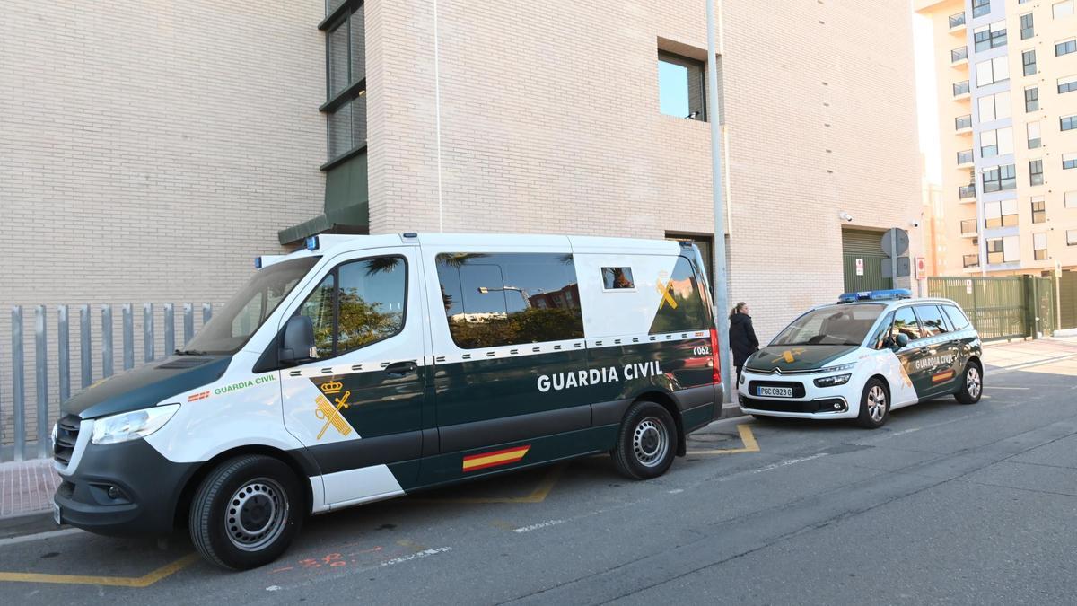 Vehículos de la Guardia Civil, estacionados junto a la salida de los calabozos de los juzgados de Castellón.