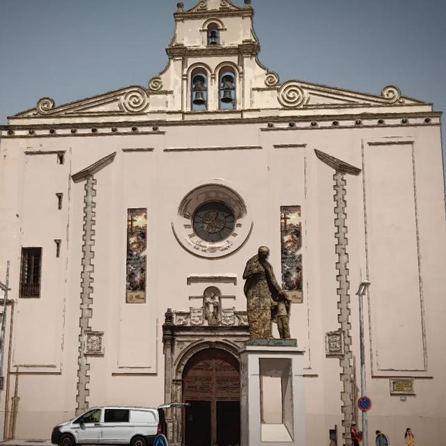 Fachada de la iglesia de Santo Domingo, en la plaza del mismo nombre.
