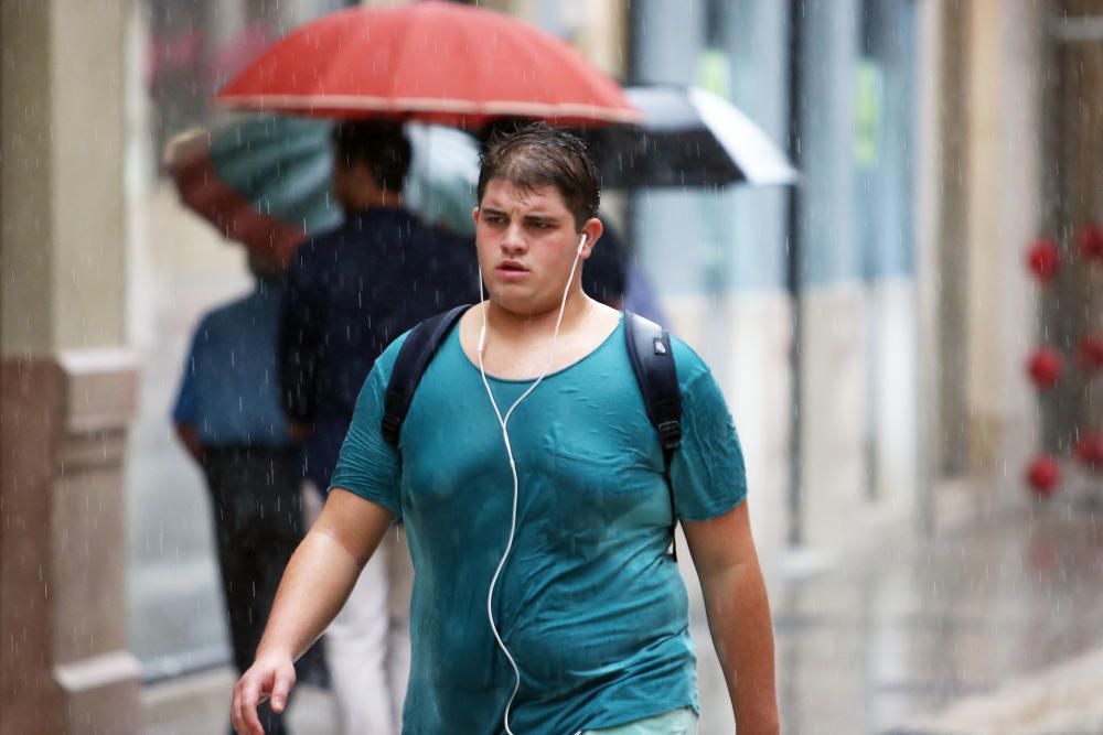 La lluvia torrencial prevista por la Aemet no aparece y solo caen algunos chaparrones puntuales en el inicio de la semana