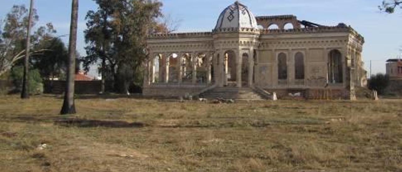 El dueño del palacete culmina la reparación del vallado