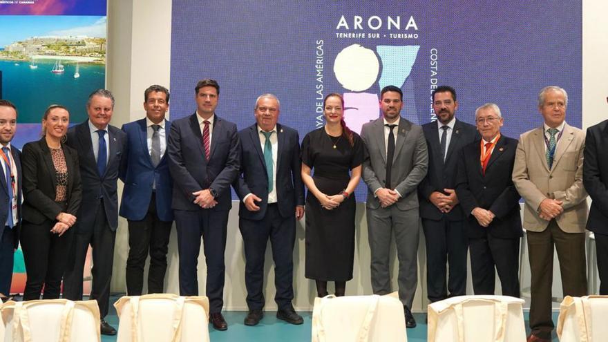 Una imagen grupal en el estand de Arona.
