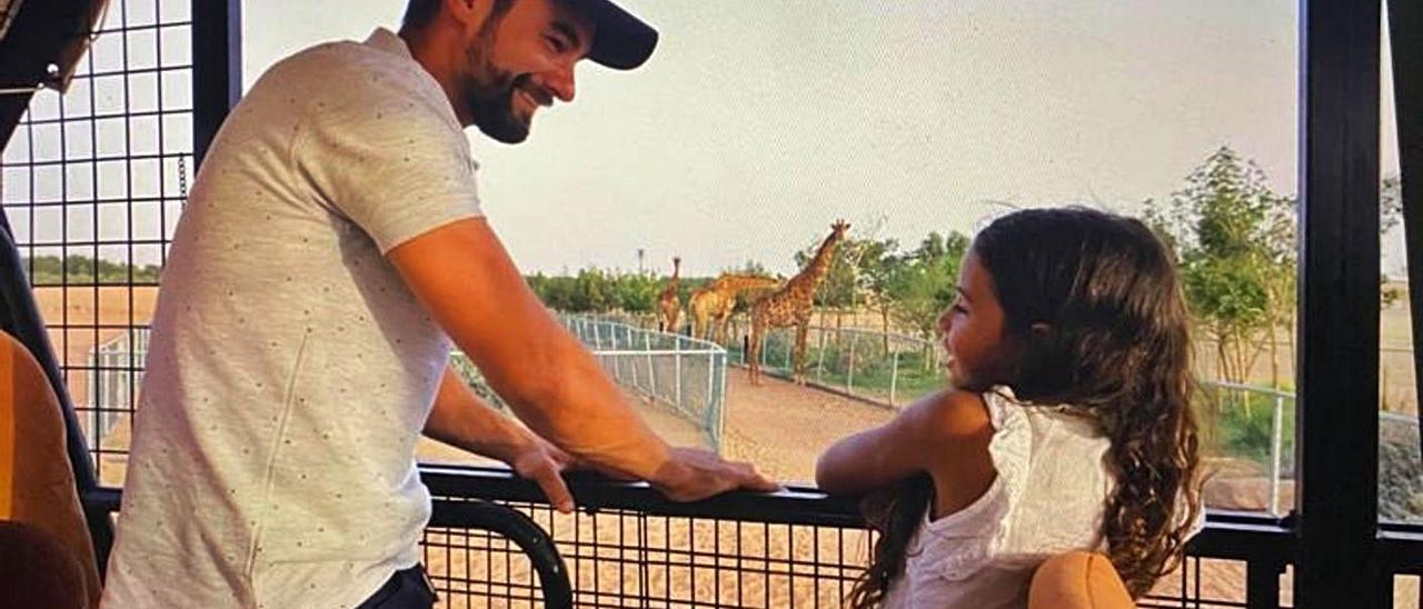 El estradense, durante un paseo por el zoo de Riad con una niña (arriba) y en algunas de las tomas en las que recorrieron las dunas a caballo (derecha).