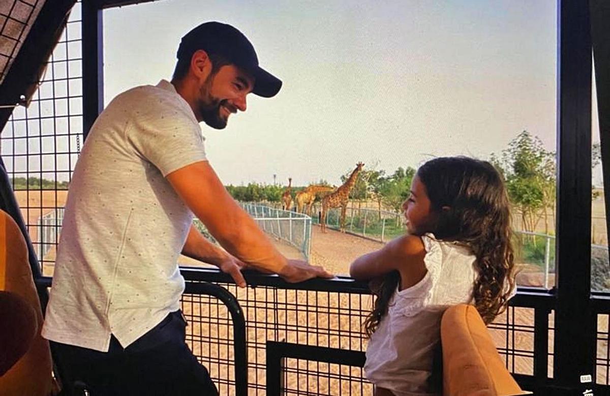 El estradense, durante un paseo por el zoo de Riad con una niña (arriba) y en algunas de las tomas en las que recorrieron las dunas a caballo (derecha).