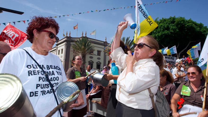 Trabajadores del Oliva Beach durante una de sus actos de protesta, en Puerto del Rosario.