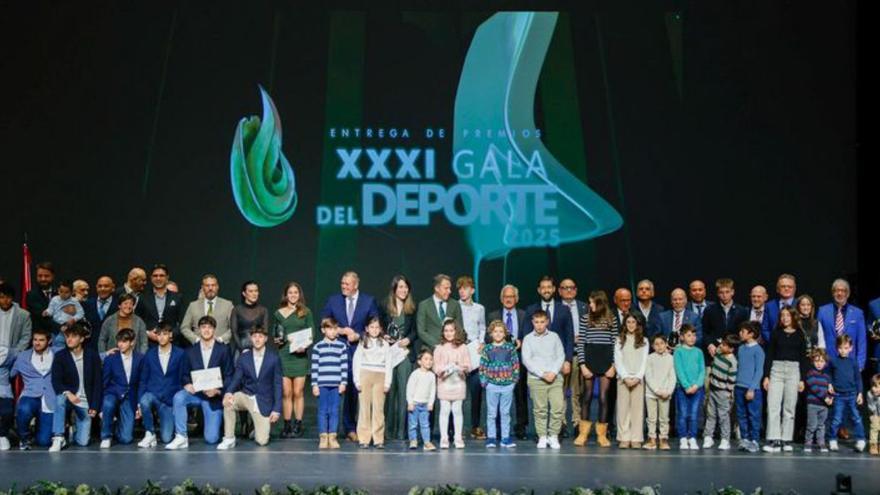 Foto de familia con todos los premiados en la gala.