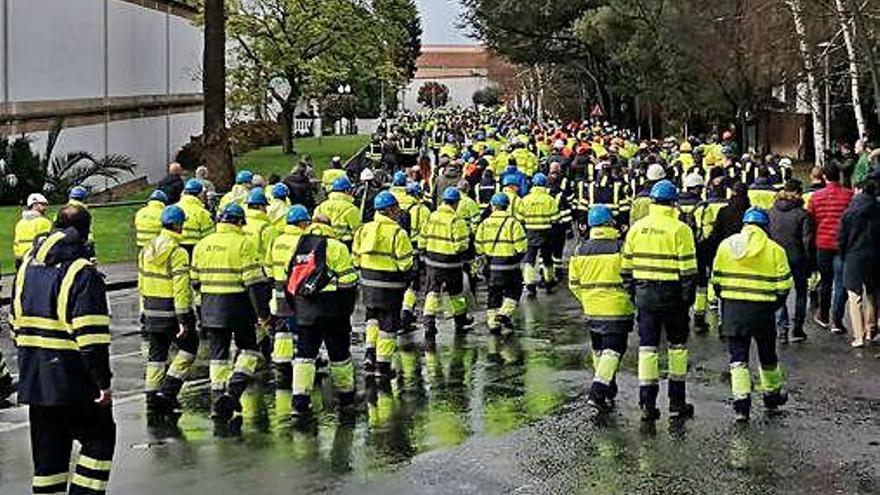 Trabajadores de Navantia Ferrol se manifiestan por las calles de la ciudad.