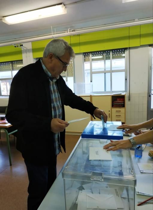 Javier Pucholt Ruiz (PSPV) vota en Vinalesa.