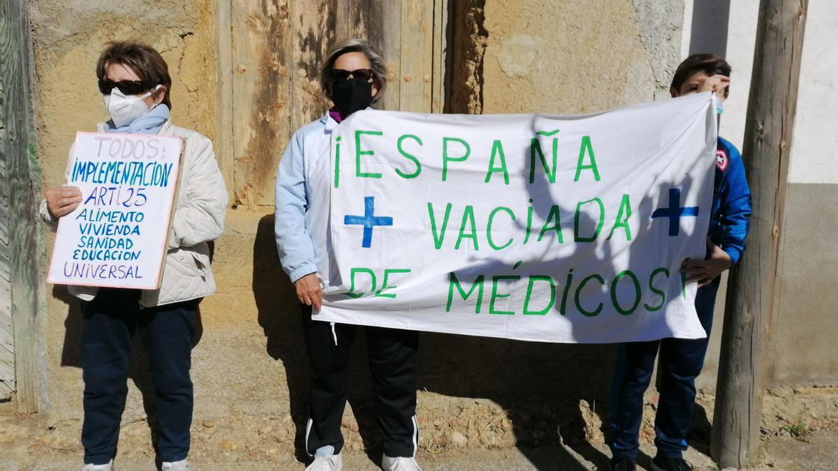 Vecinas de Pozoantiguo, en una concentración celebrada para defender la Sanidad pública