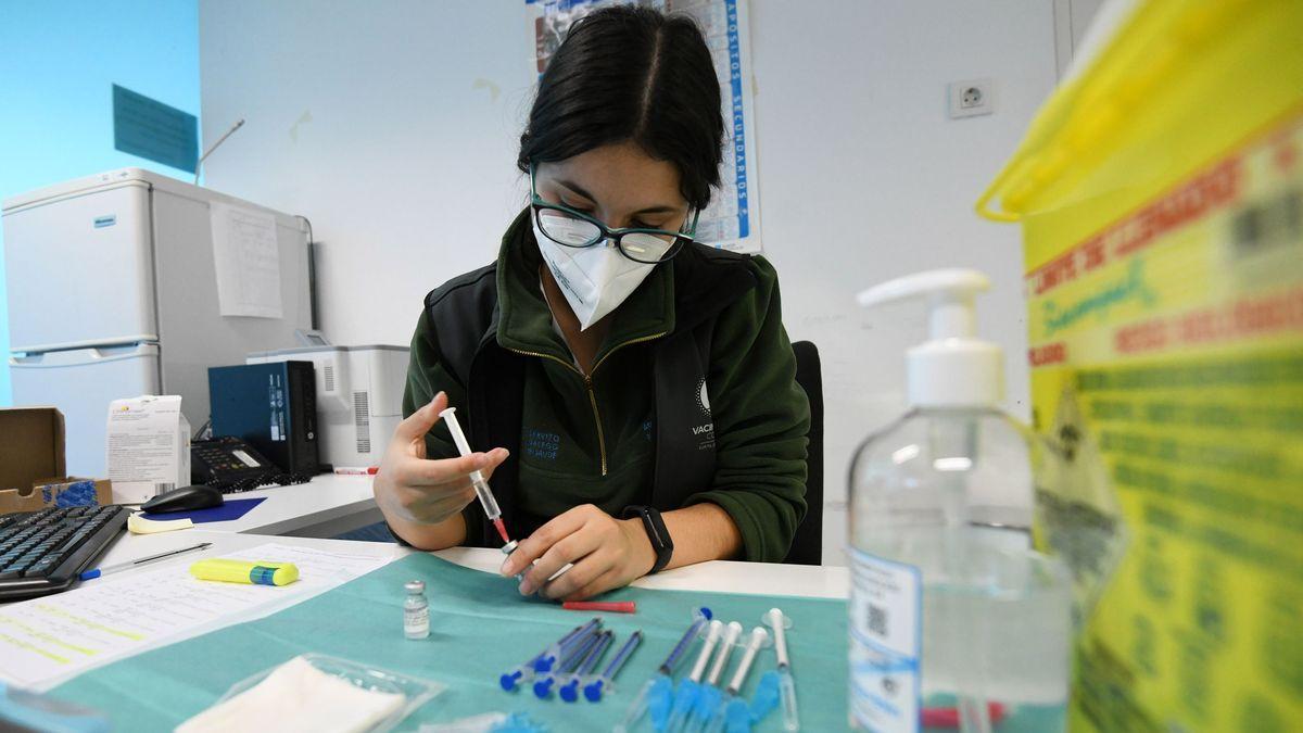 Una enfermera prepara una dosis de la vacuna en un centro de salud.