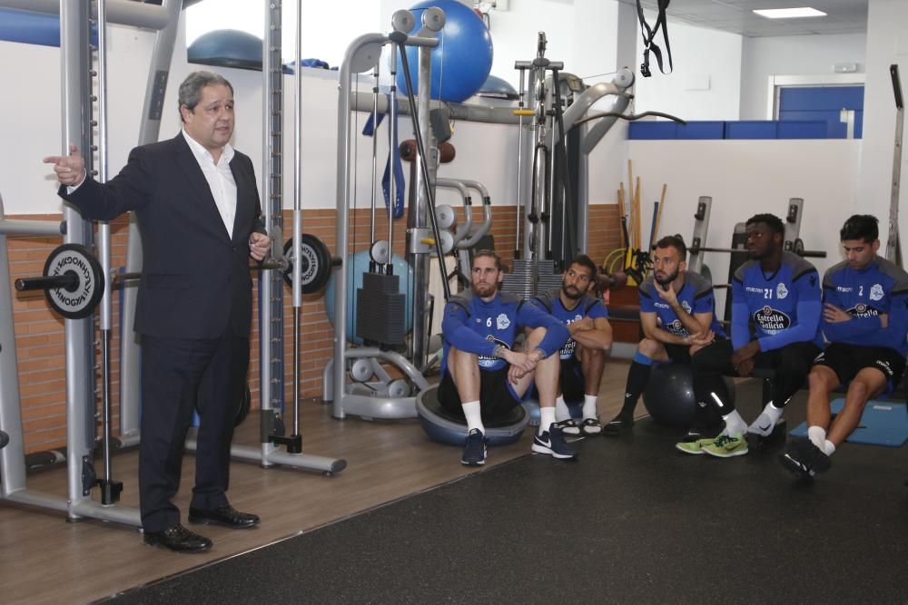 El presidente del Deportivo, Tino Fernández, acompañóal alcalde en su reunión con el equipo.