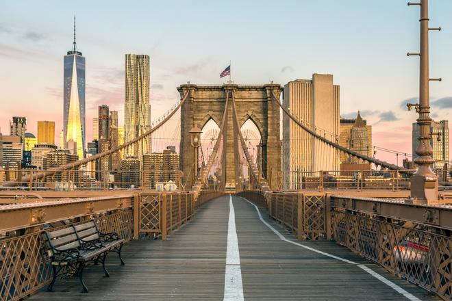 La ciudad de Nueva York bajo el puente de Brooklyn y Manhattan