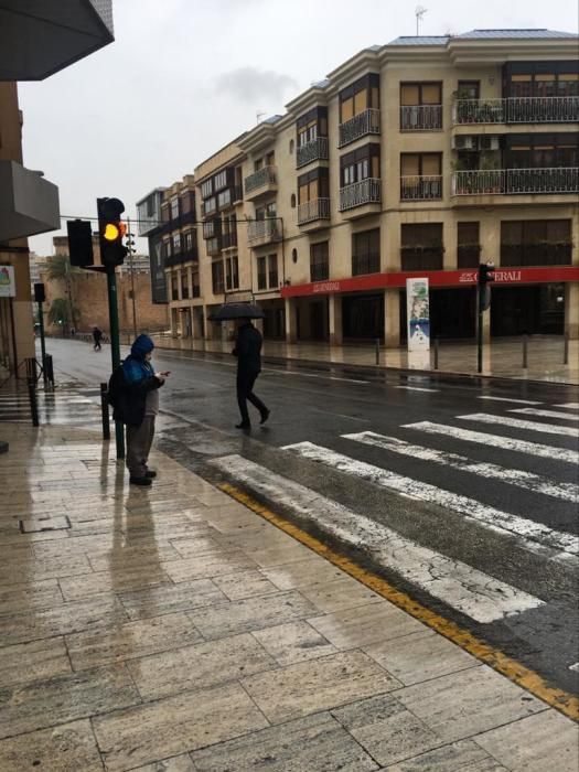 La lluvia deja 50 litros en Elche y provoca derrum