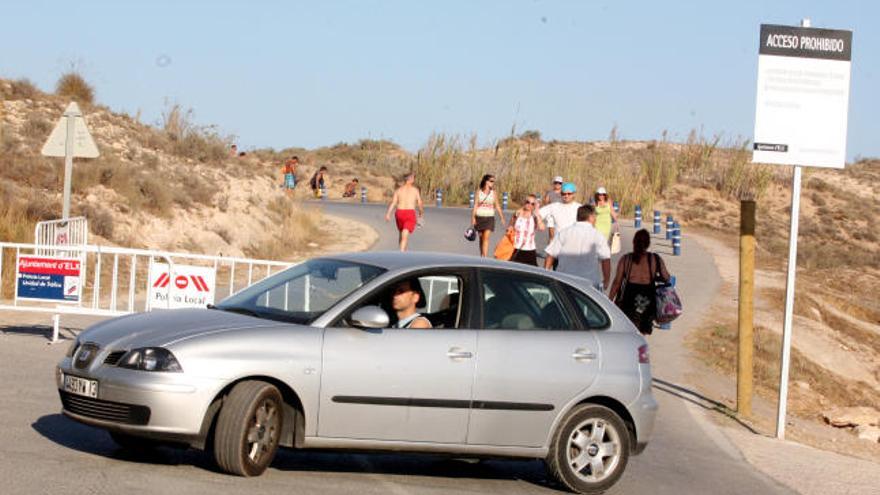 Un conductor dirgiéndose a la playa.