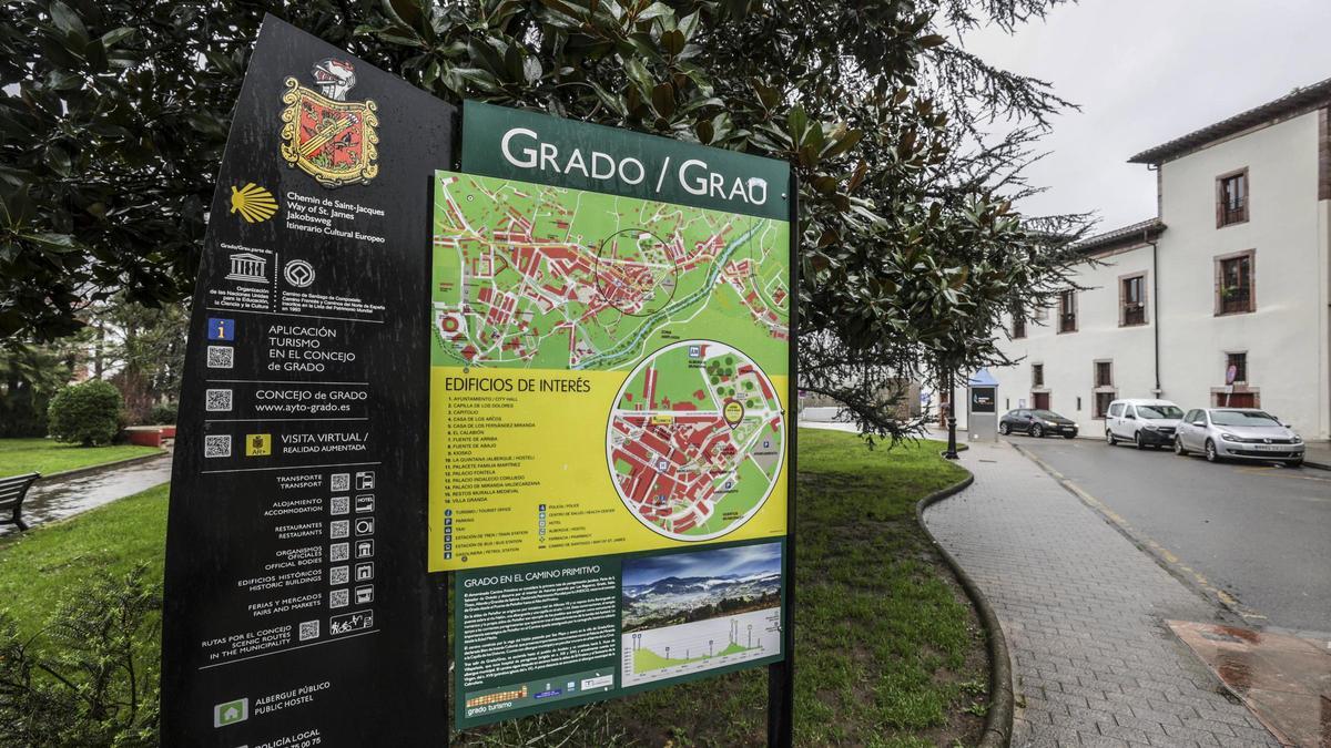 Panel instalado en el parque de Abajo, con información turística sobre Grado.