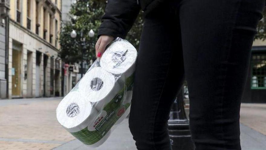 Una mujer pone a la venta los 378 paquetes de papel higiénico que le sobran en casa