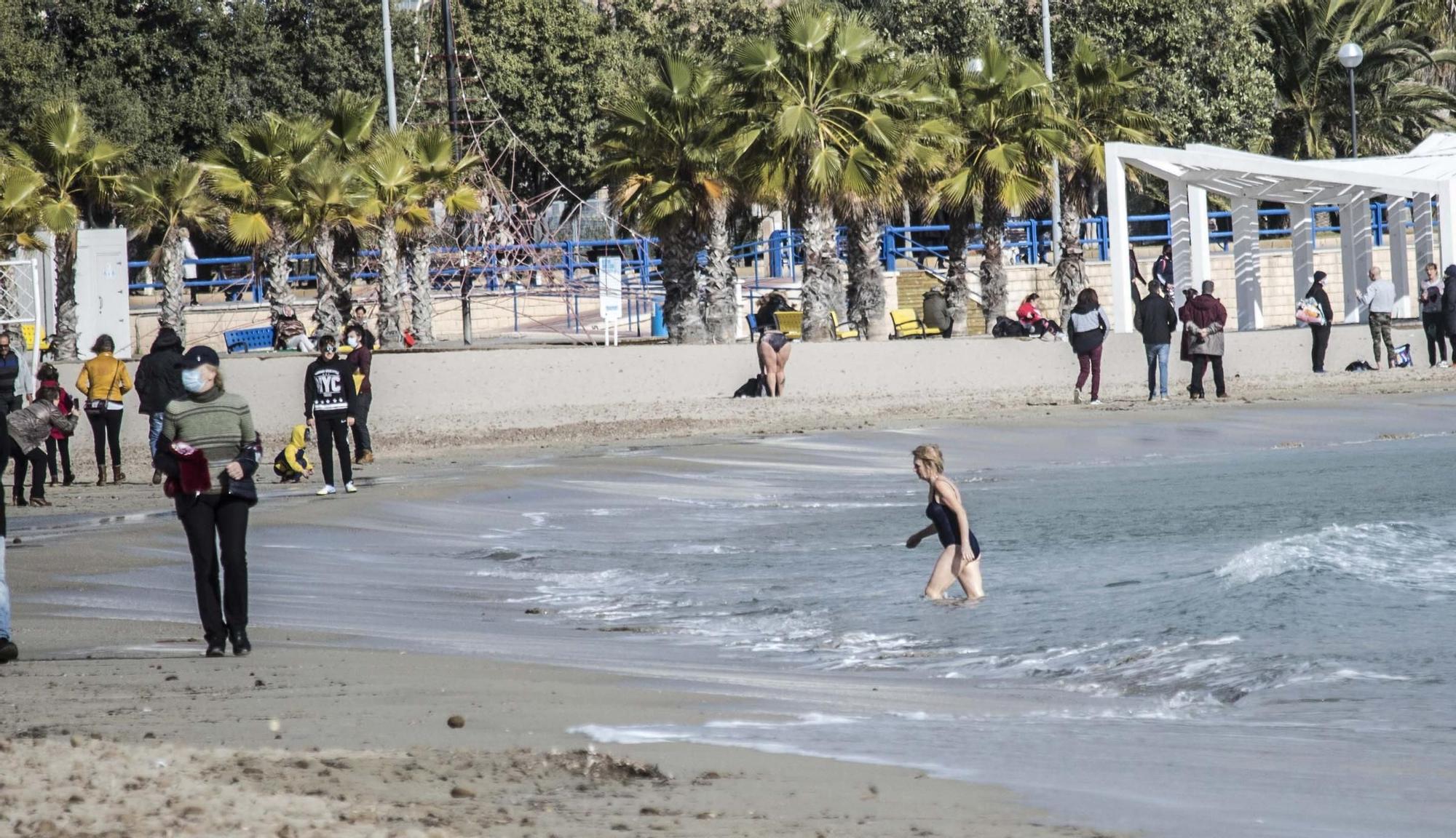 Primeros baños de 2021 en las playas alicantinas