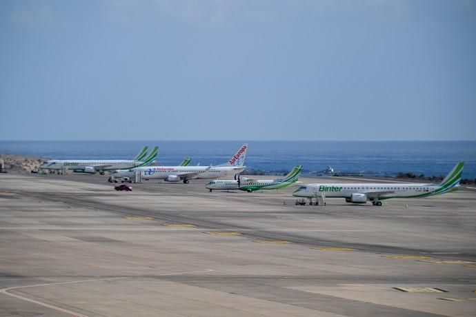 26-03-20  GRAN CANARIA. AEROPUERTO DE GRAN CANARIA. INGENIO TELDE. . Efecto del Covid-19 en el Aeropuerto de Gran Canaria, plataforma de aparcamiento de aviones vacía, últimos turistas y últimos en llegar.  Fotos: Juan Castro.