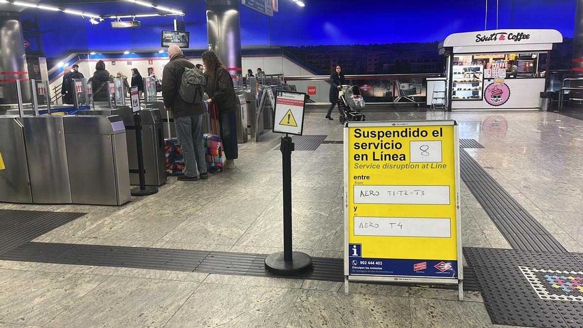 Cartel que avisa de la suspensión de la línea 8 de Metro en Barajas.