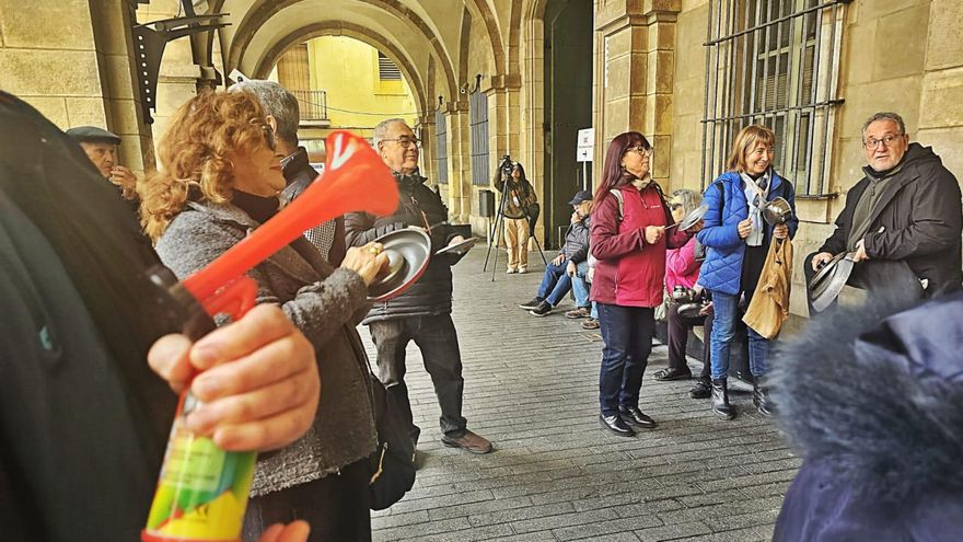 La Plataforma de gent gran de Manresa aplega una quarantena de jubilats en la cassolada reivindicativa