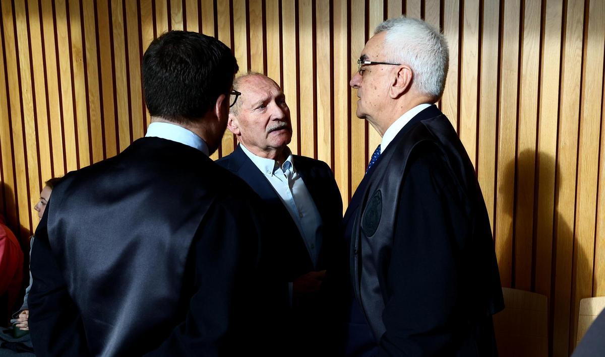 En el centro de la imagen, el alcalde de Aguarón, José Gracia Ruiz, junto a sus abogados, los penalistas Enrique Trebolle y Francisco García Berenguer.