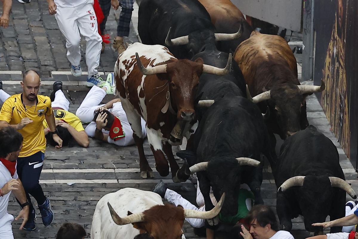 El tercer encierro de los Sanfermines 2026 ha sido rápido y emocionante con bonitas carreras de los corredores. El tercer encierro de los Sanfermines 2026 ha sido rápido y emocionante con bonitas carreras de los corredores.