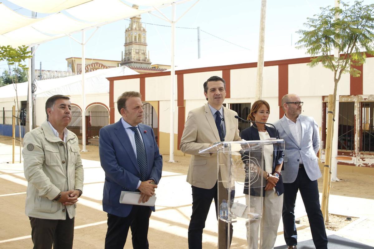 alcalde de Córdoba, José María Bellido; el delegado de Infraestructuras, Miguel Ruiz Madruga; el delegado de Fiestas y Tradiciones, Julián Urbano; la delegada de Igualdad, Marian Aguilar; y el delegado de Inclusión y Accesibilidad, Bernardo Jordano, informan sobre la Feria de Nuestra Señora de la Salud 2026. Preparativos Feria