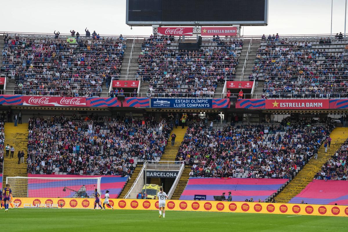Jugadoras del Barça y del Madrid disputan el partido de la Liga F en el Estadi Olímpic Lluís Companys, en una jornada de gran afluencia de público. Foto: Zowy Voeten / El Periódico