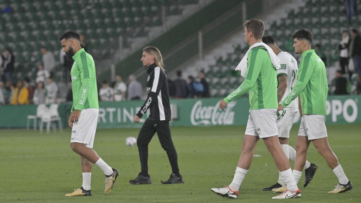 Beccacece y varios de sus jugadores se retiran a los vestuarios, tras la derrota de este domingo contra el Huesca