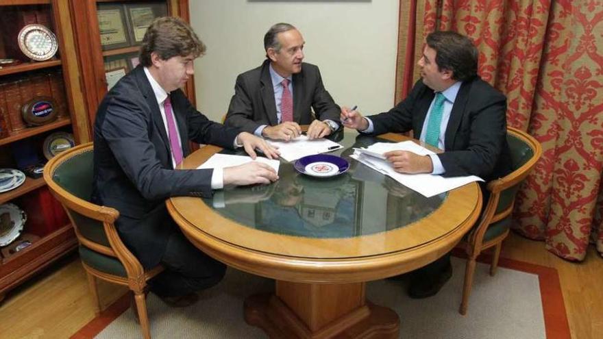 De izquierda a derecha, Calvelo, el presidente del Puerto y exalcalde coruñés en una reunión.
