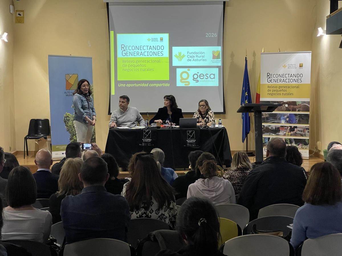 Por la izquierda, Belén Liste, el alcalde cangués José Luis Fontaniella, Ángeles Tomé y Sandra Martínez.