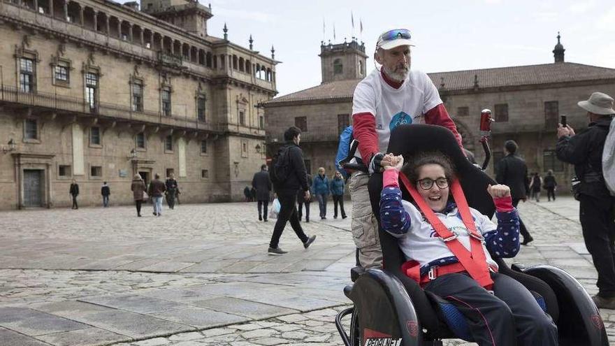 Javier Pitillas, en el término de un viaje de DisCamino en O Obradoiro, Santiago. // La Caixa