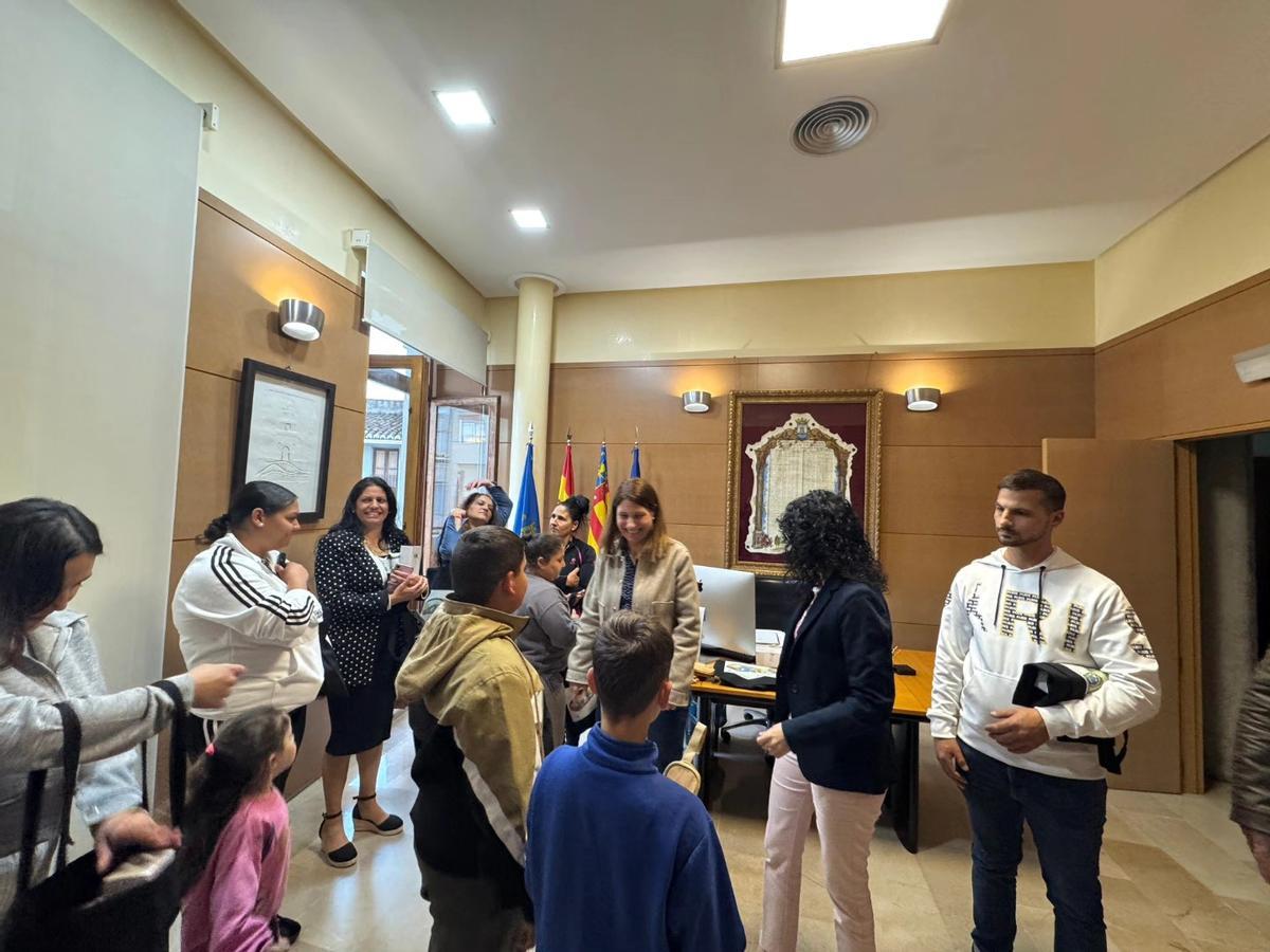 Visita del colectivo al ayuntamiento de Tavernes de la Valldigna.