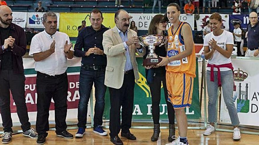 El presidente de la Federación Territorial, Carlos Sáinz entrega el trofeo a la capitana del Quesos El Pastor, Maite Montoliú.