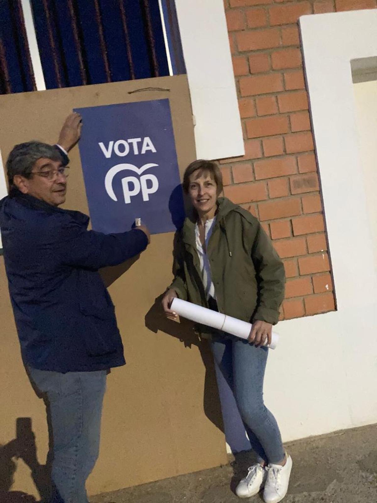 Pegada de carteles del PP en Roales del Pan.