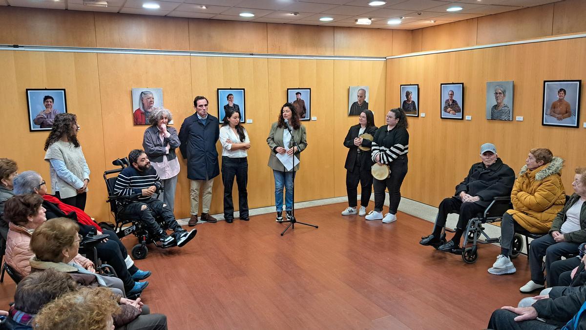 Acto inaugural de la exposición 'Retratos na memoria' en A Pobra