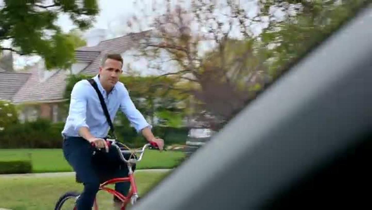 Ryan Reynolds apareix en l’espot del Hyundai Elantra interpretant diversos personatges.