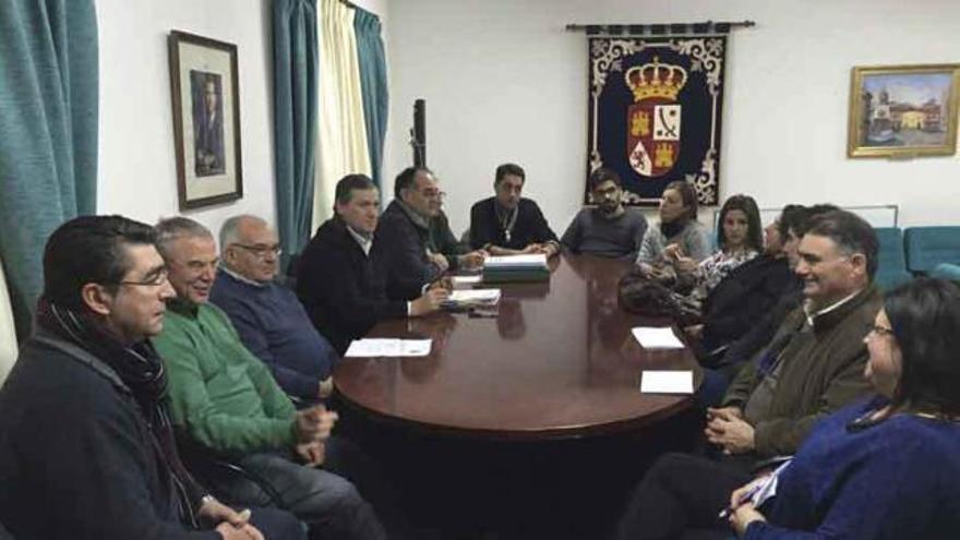 Alcaldes y restauradores en la asamblea de la Asociación de Municipios Micológicos, ayer en Alcañices.