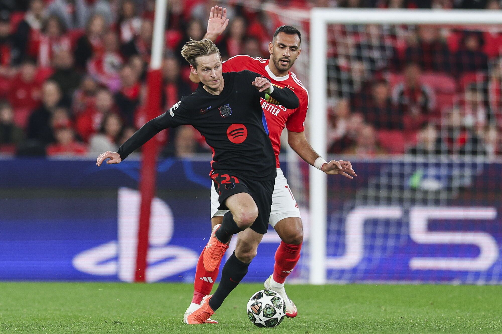 El jugador del Benfica Vangelis Pavlidis (d) presiona a Frenkie de Jong durante el partido de ida de octavos de final de la UEFA Champions League que han jugado Benfica y barcelona en Da Luz, Lisboa, Portugal. EFE/EPA/MIGUEL A. LOPES. (Barcelona)