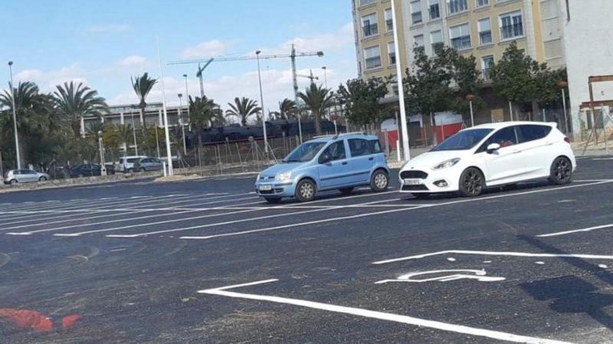 Los dos primeros coches que han estacionado en el parking