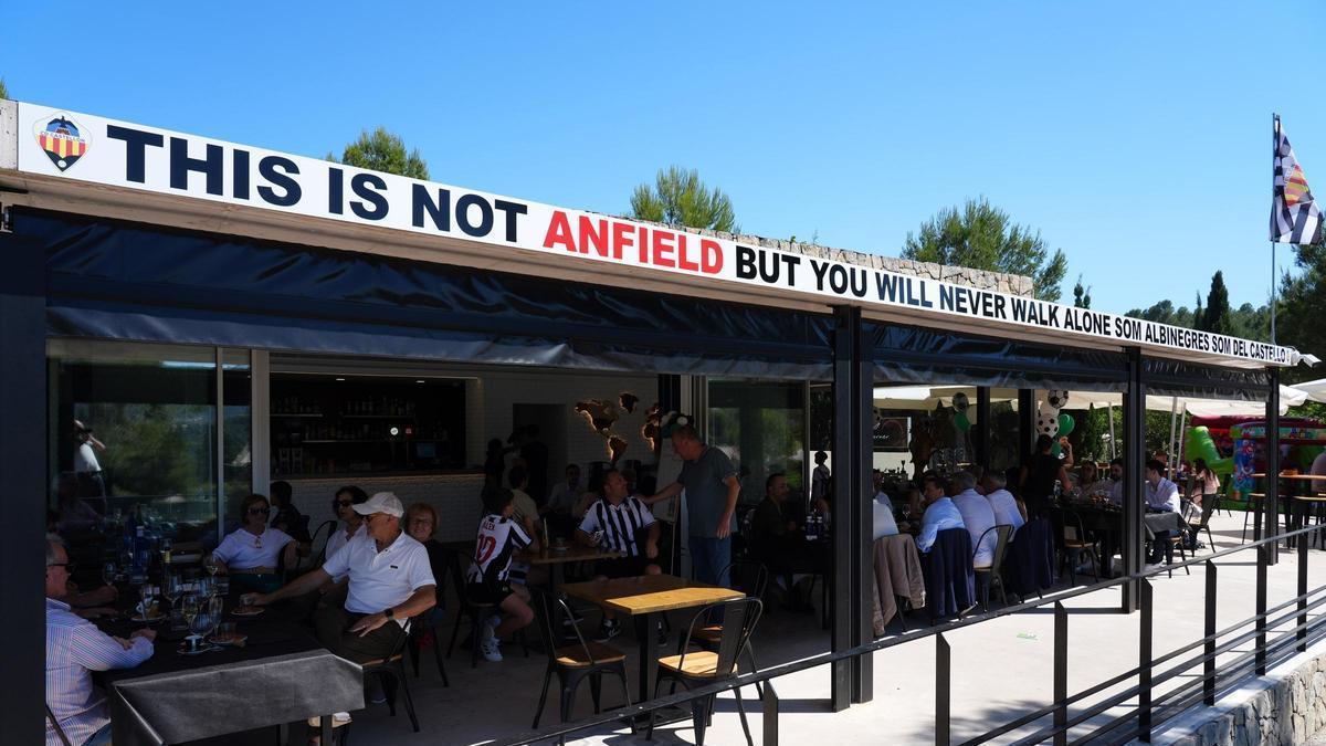 El bar de la Ciudad Deportiva Globeenergy, Anfield y la afición del Castellón, una mezcla perfecta