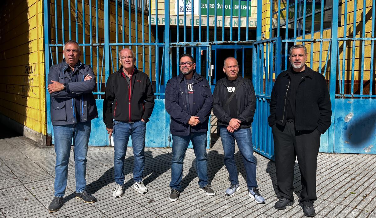 De izquierda a derecha: Miguel Pérez, de La Ballena; Juan Angulo, de Las Torres; David Rodríguez, de Siete Palmas; Rafael Hernández, miembro del Comité de Empresa de Limpieza e Iván González, de La Isleta.