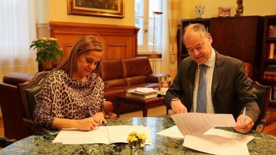 Carmela Silva y Salustiano firman, ayer, el acuerdo. // Faro