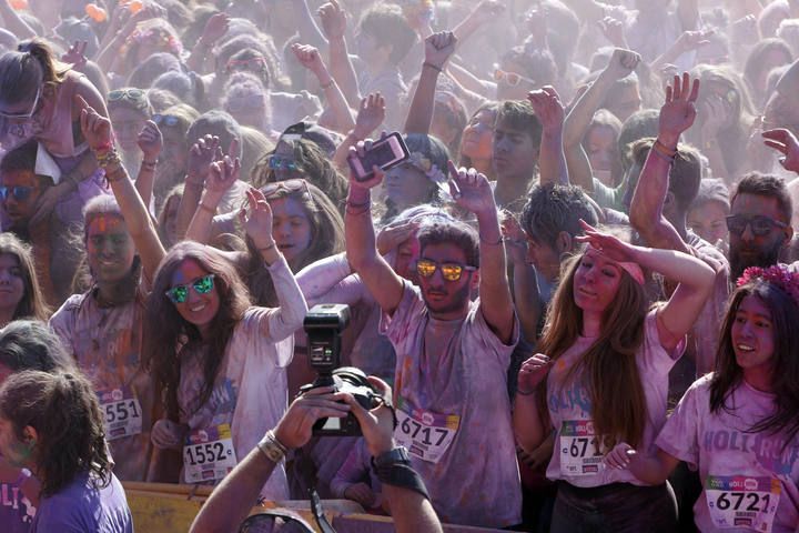 Así fue la Holi Run en Vigo