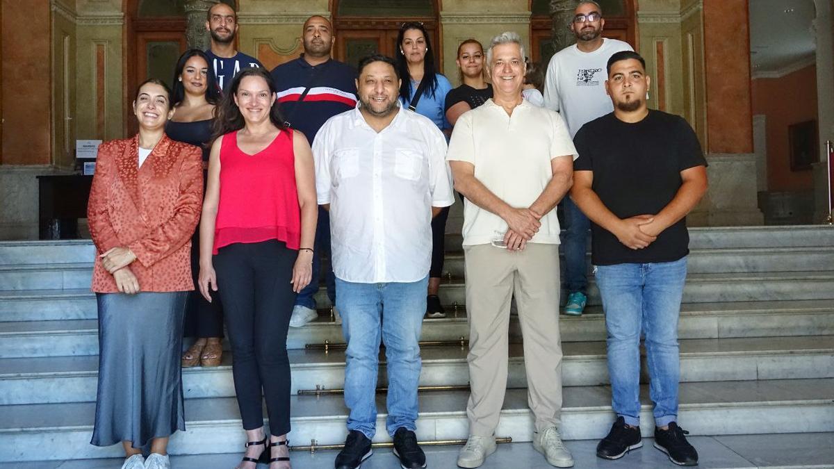 Responsables municipales del Ayuntamiento de Santa Cruz se reúnen con representantes de los colectivos gitanos.