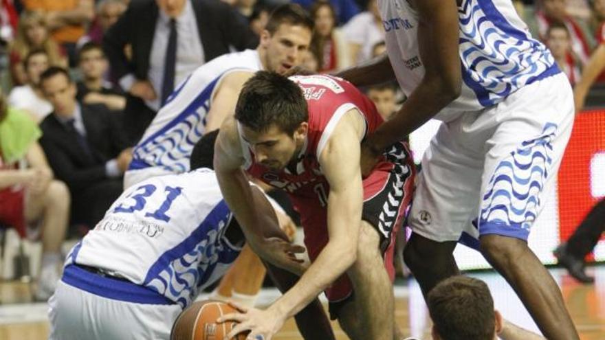 El base del CB Murcia Josep Franch pugna por el balón rodeado de jugadores del Lucentum.