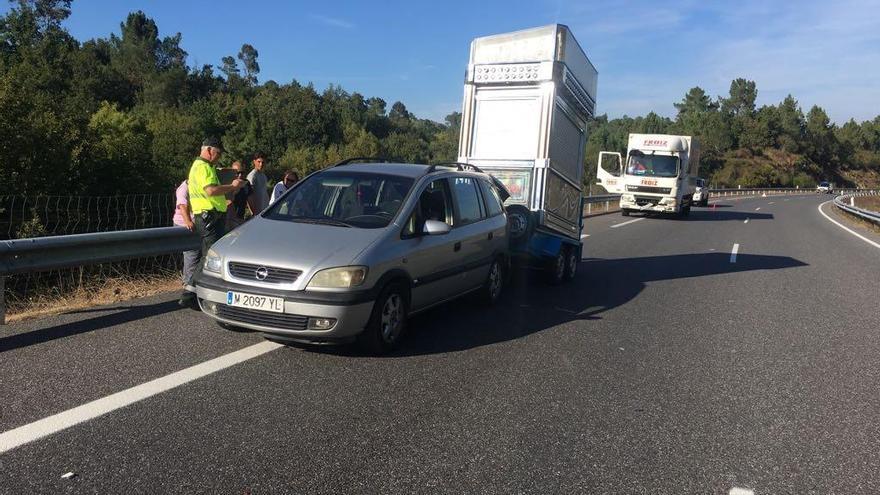 El remolque quedó incrustado en el turismo alcanzado por el camión.