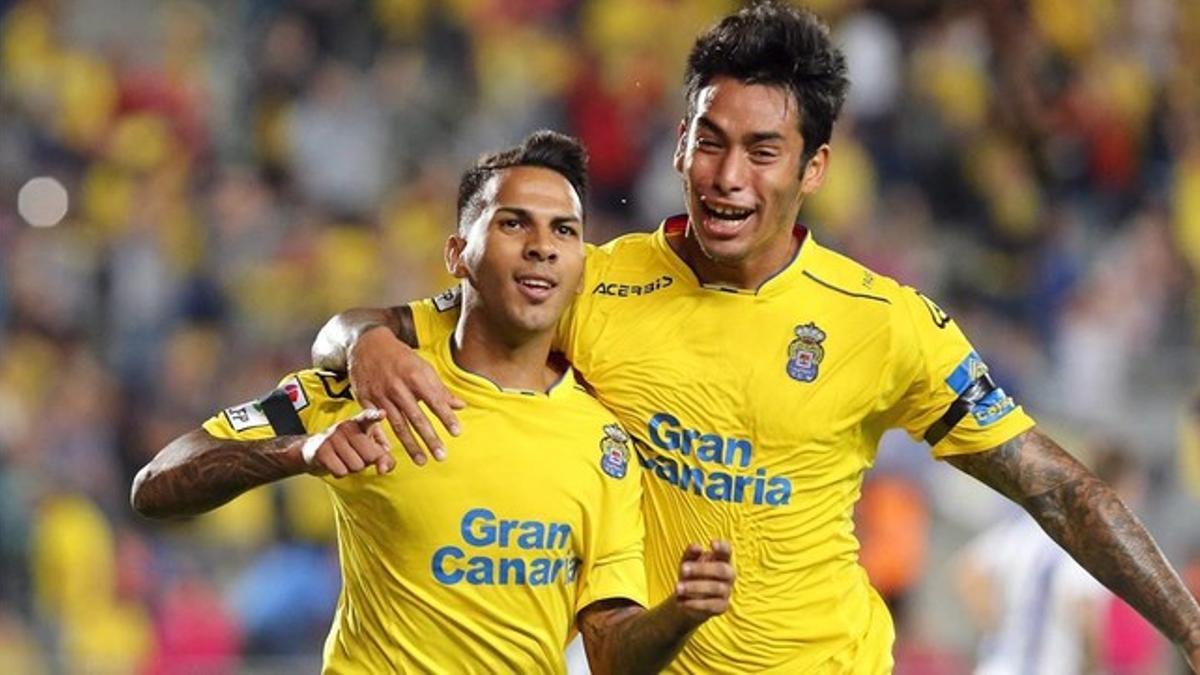 Jonathan Viera (izquierda) y Araujo celebran un gol a la Real Sociedad en el estadio de Gran Canaria.
