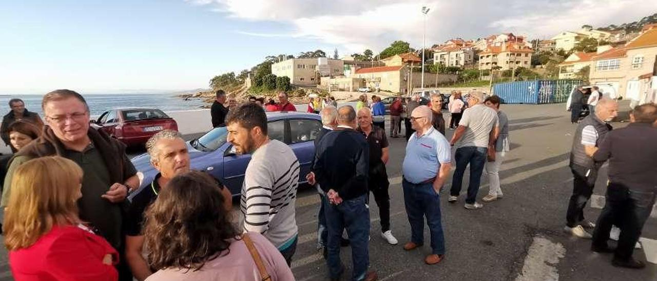 Concentración de vecinos en contra de la instalación de contenedores en el puerto de Aldán. // S. Alvarez